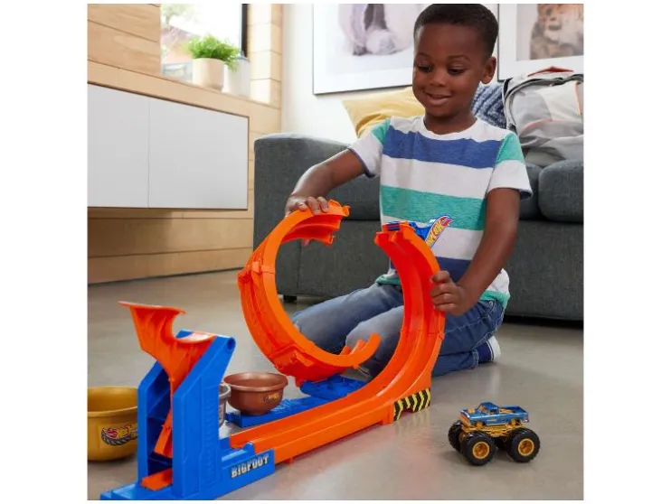 Monster Trucks Loop and Flip Trophy Challenge