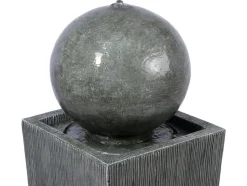 Tuinfontein met LED's en zonnepaneel